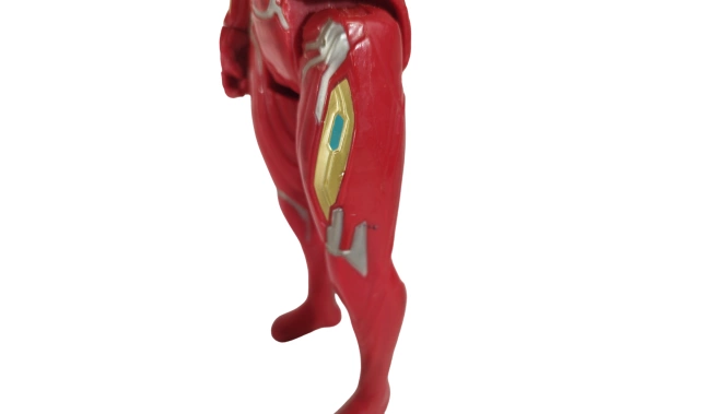 Photo de la figurine Iron Man avec trace d'impact dû à son utilisation