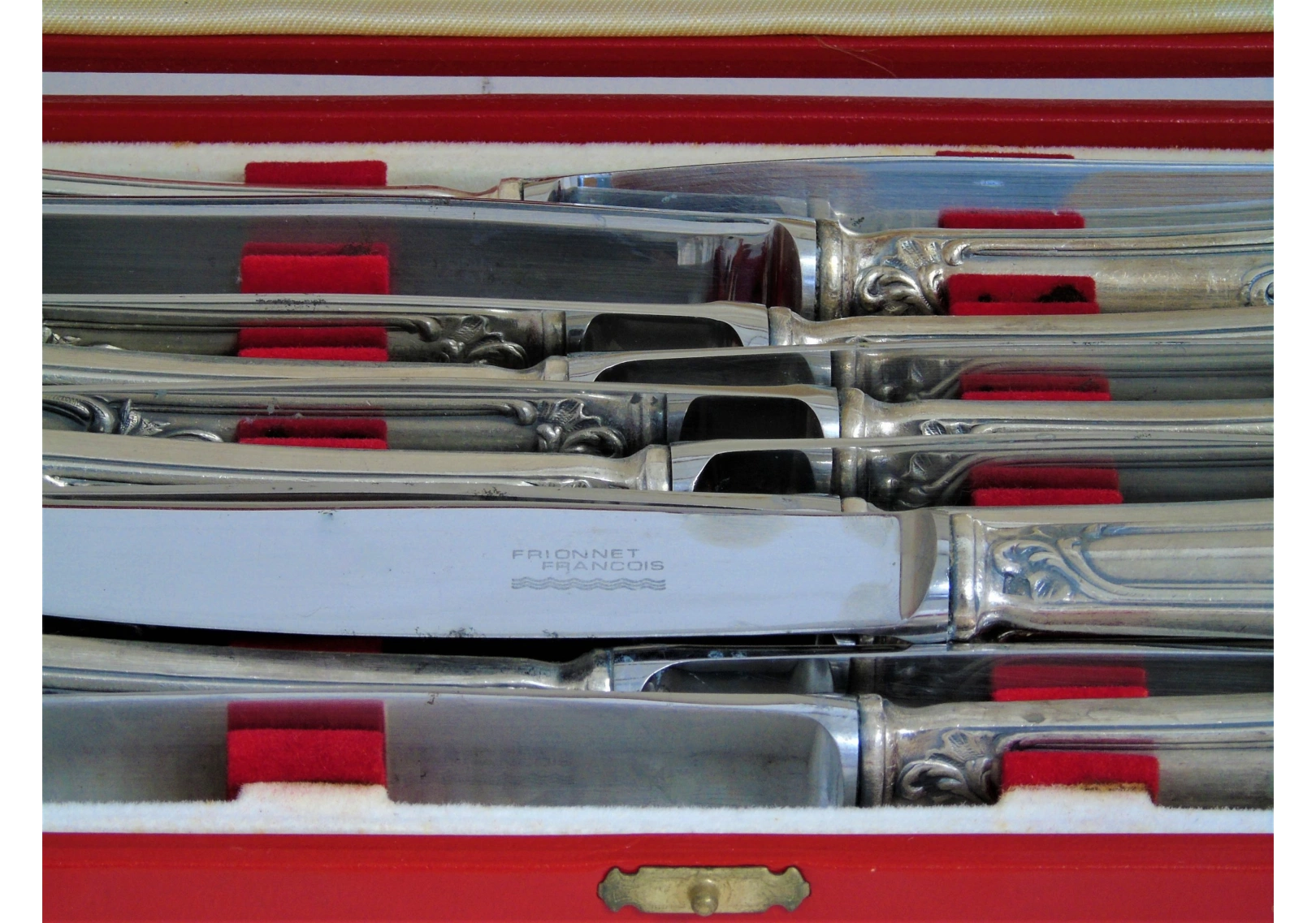 Ménagère en métal argenté comprenant 12 couteaux lame inox GUYONNEAU Ménagère en métal argenté comprenant 12 couteaux lame inox GUYONNEAU