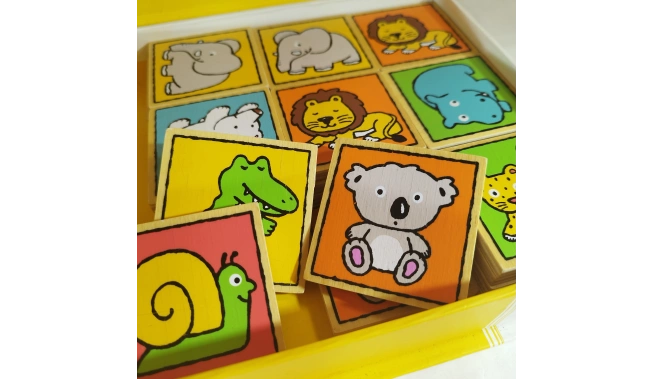 Photo intérieur de la boîte avec les images en bois du jeu Mémo-Nimo - Djeco