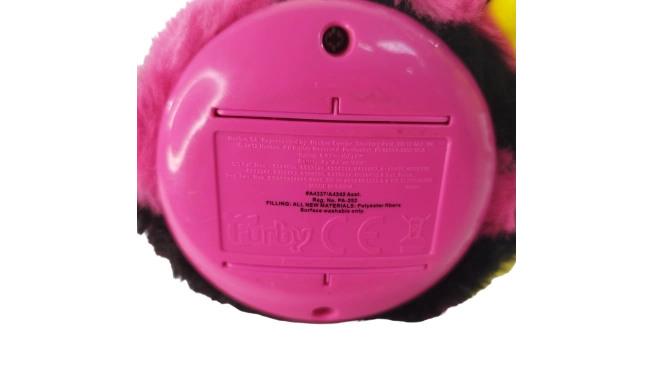 Photo de la peluche Furby violet et jaune emplacement de la pile et marques d'usures