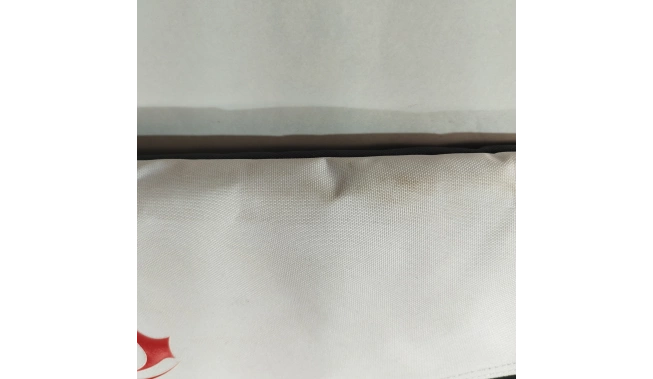 Photo du sac bandoulière Assasin' Creed poche du dessus avec la tâche