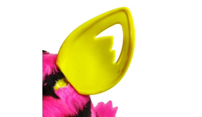Photo de la peluche Furby violet et jaune marque d'usure sur les oreilles