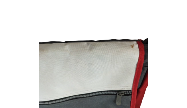Photo du sac bandoulière Assasin' Creed poche du dessus et tâche