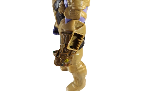 Photo de l'emplacement du power pack sur bras gauche de la figurine Thanos