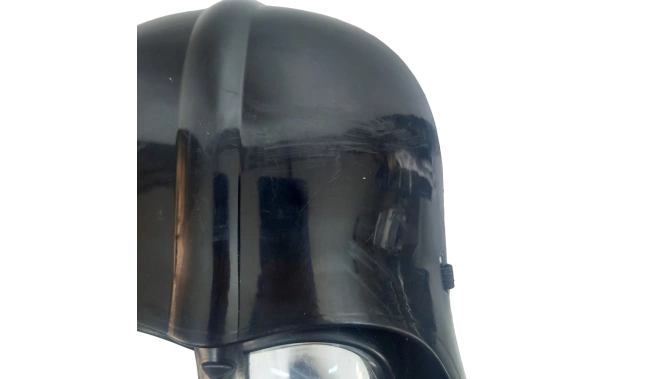 Photo des rayures visible sur le masque du Kit sabre laser télescopique + masque Dark Vador